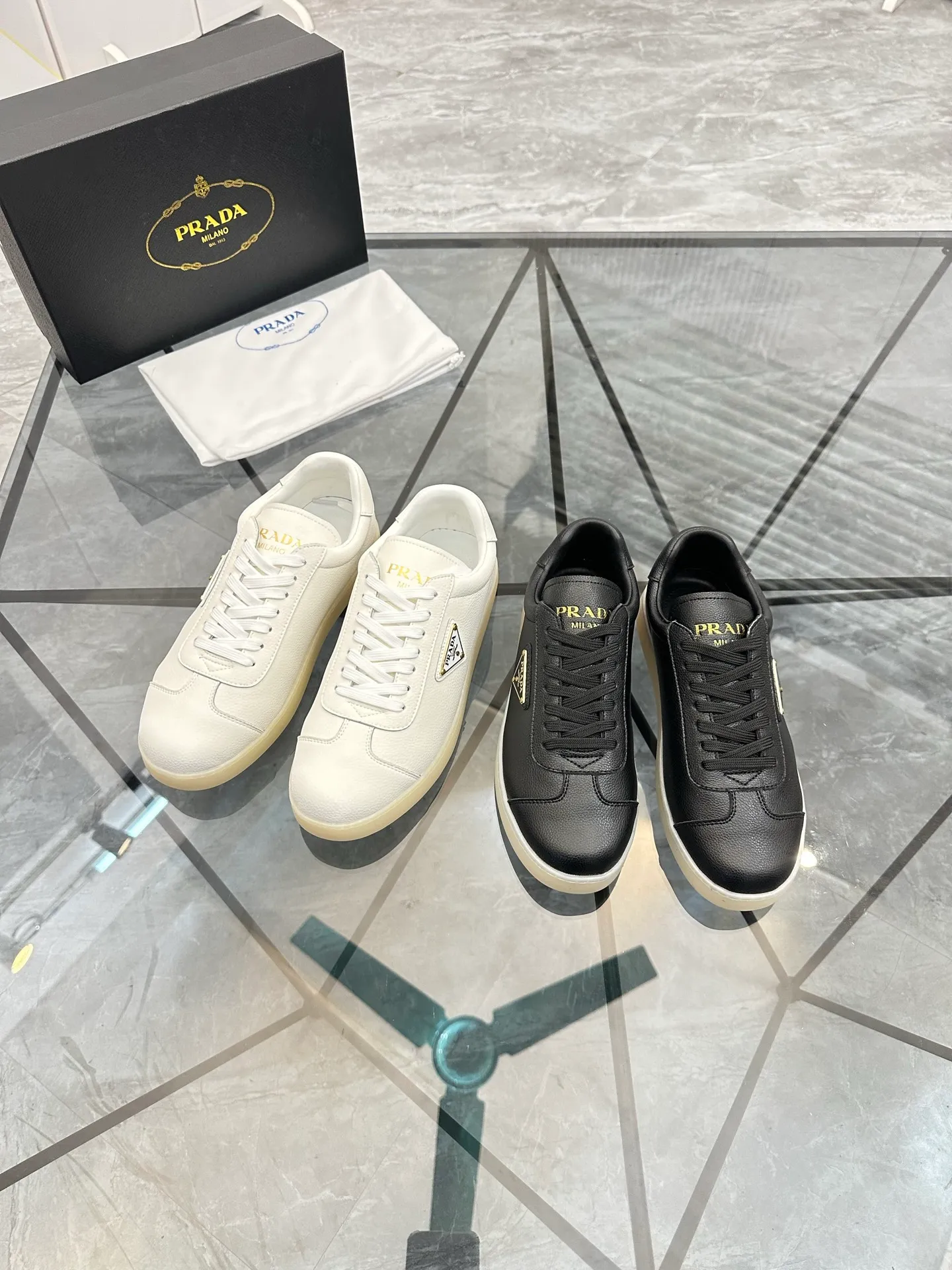 Men's shoes: 💰P400¥ Product trademark: Prada *"Prada*" low-top casual shoes Regular size: 38-44 (can be customized to 45) Product materials: imported cowhide upper, sheepskin lining, original outsole. Number: 020